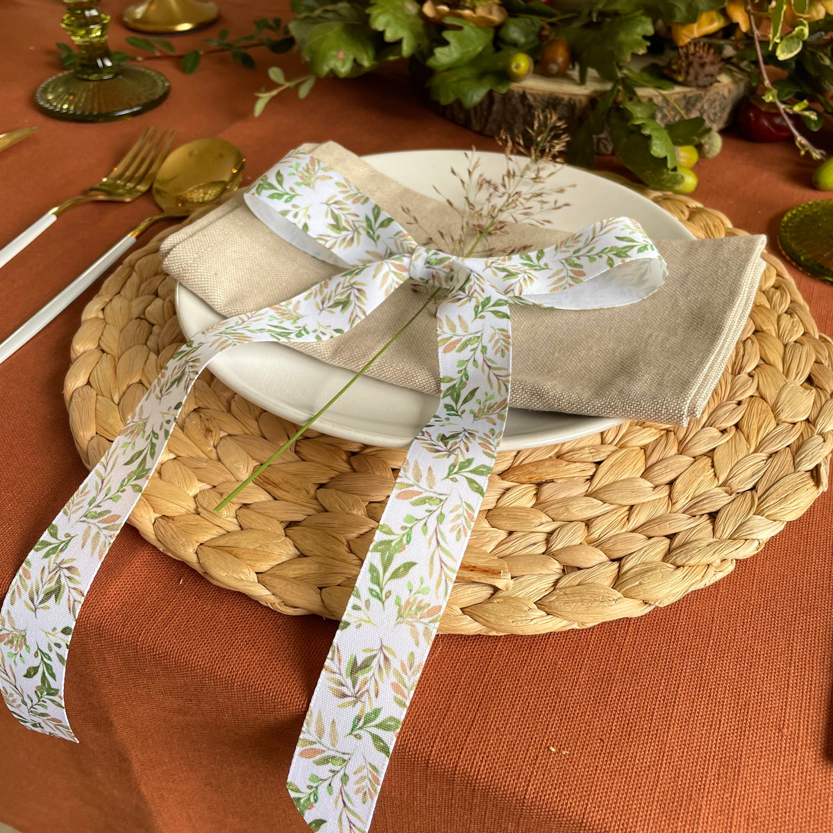autumn leaf pattern bows for dinner table